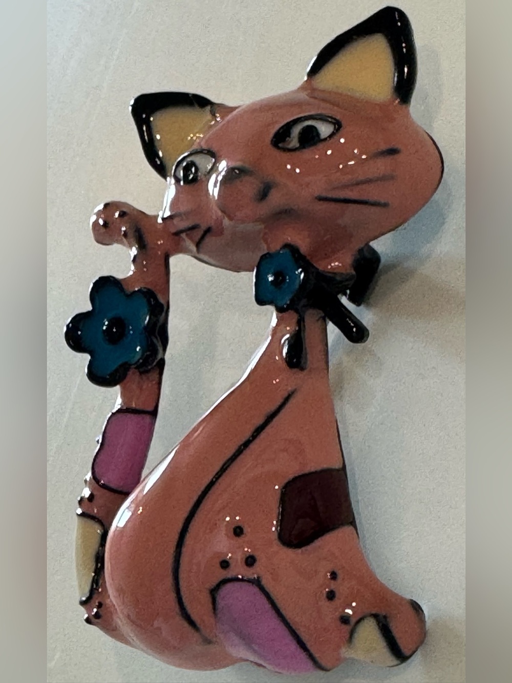 NEW Pink Cat Brooch with Blue Flower Accent - Picture 3 of 7